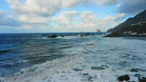 特内里费岛Benijo海滩的岩石火山海滨 空中飞越蓝色的海浪 狂野的海岸 山村近海 风景自然景观 旅游胜地 加那利岛 — 图库视频影像