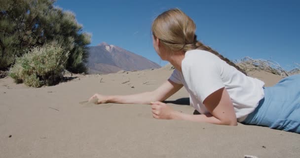 女性旅行者火山岩の風景を見てティード山に対する — ストック動画