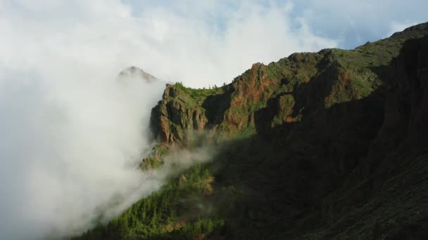 Latanie Przez Chmury Nad Zielonymi Szczytami Gór Naturalnym Słońcem Wysokie — Wideo stockowe