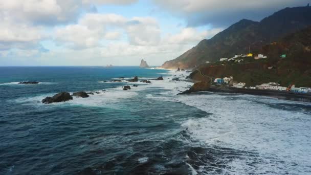 Tenerife Nin Kuzeyindeki Rocky Plajı Mavi Okyanus Suyunun Üzerinde Volkanik — Stok video
