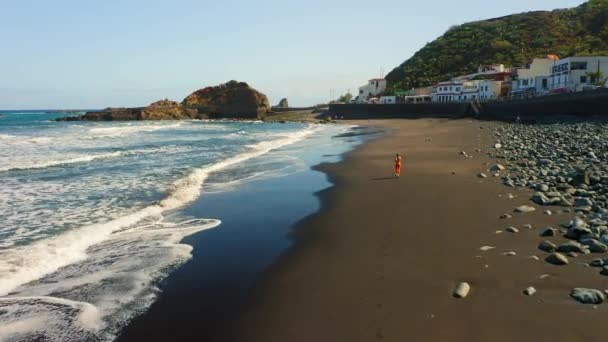 Vista Aérea Praia Areia Vulcânica Preta Cordilheira Anaga Costa Norte — Vídeo de Stock