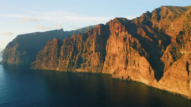 五彩缤纷的落日光照在海水之上 波浪冲刷在岩石山海滨 空中日落 悬崖轮廓 热带自然海景 天堂岛Tenerife西班牙 电影无人机拍摄 — 图库视频影像