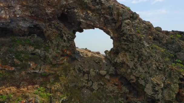 西班牙加那利群岛特内里费岛的Los Gigantes Agujero海岸悬崖的岩石自然洞 迷人的风景 远足区巨大的火山形成 游客人数 — 图库视频影像