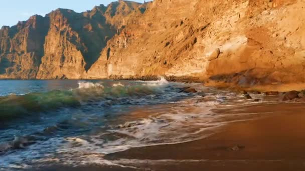 Piccola Spiaggia Rocciosa Sabbia Grigia Sostenuta Ripide Scogliere Los Gigantes — Video Stock