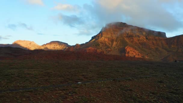 Puesta Sol Desierto Vallye Entre Enormes Montañas Volcánicas Hermosas Camas — Vídeo de stock