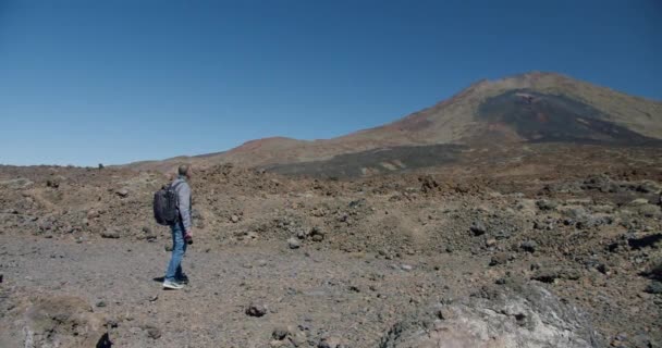 Teide Teneryfa Wyspa Kanaryjska Mężczyzna Podróżujący Sprawia Obraz Wulkanicznego Skalistego — Wideo stockowe