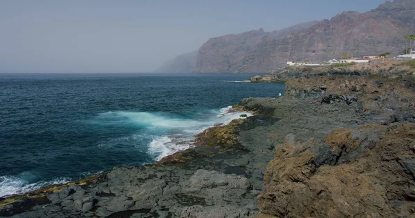 Los Gigantes Tenerife kayalıklarının manzarası. Yüksek kalite 4k görüntü