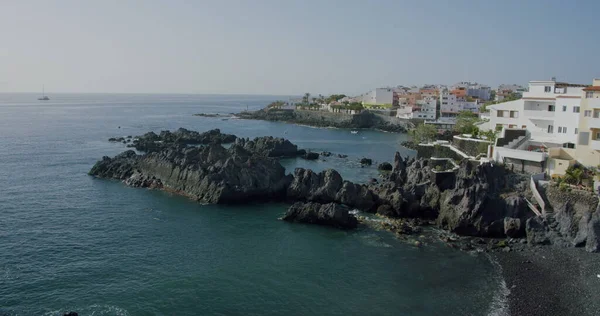 Alcala 'da küçük bir balıkçı köyünde kıyı şeridi. Tenerife. Kanarya Adaları. İspanya. Yüksek kalite 4k görüntü