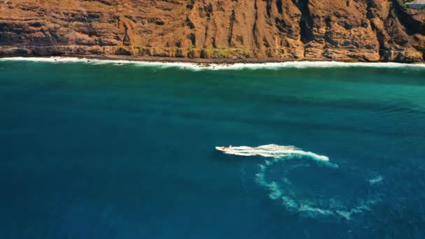 Човен Кидає Море Яке Вдаряє Морські Хвилі Величезна Стіна Високих — стокове відео