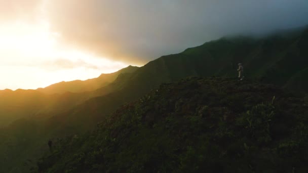 Montanhas Névoa Pôr Sol Brilham Com Natureza Escura Outono Hora — Vídeo de Stock