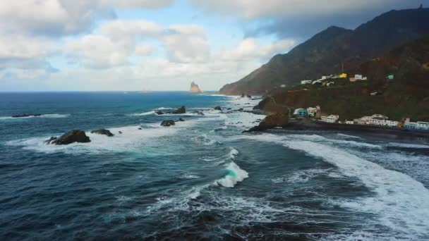 Pantai Berbatu Tenerife Penerbangan Udara Utara Atas Laut Biru Air — Stok Video