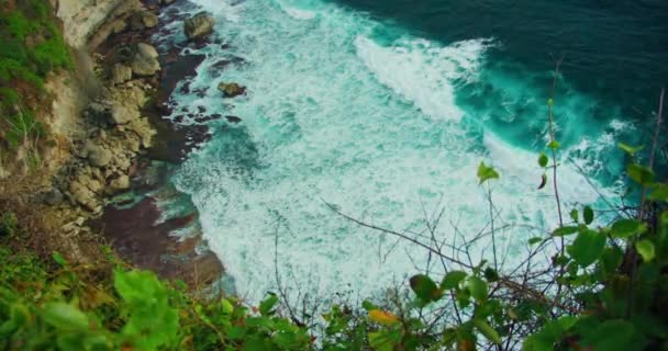 Stone Cliff Turquoise Deep Ocean Waves Foaming Tropical Landscape Static — Stock Video