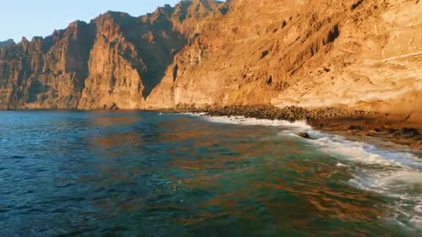 Μικρή Γκρίζα Αμμώδης Βραχώδης Παραλία Που Υποστηρίζεται Από Απότομους Βράχους — Αρχείο Βίντεο