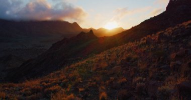 Gün batımı. Dünyanın Kıyısı, Tenerife 'deki Teide Ulusal Parkı' ndaki kayalık çölde beklenmedik ve dramatik bir jeolojik mucizedir. Kanarya adaları