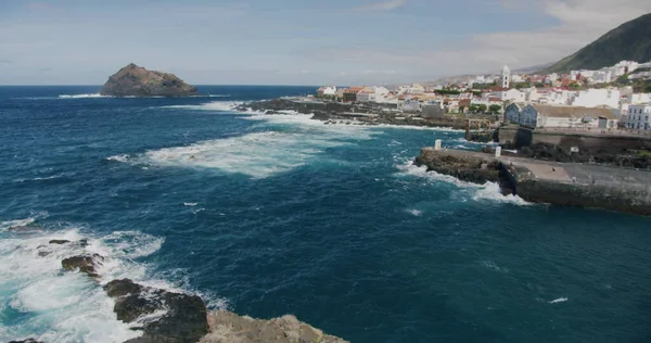 Tenerife 'nin volkanik kanarya adasının kıyısındaki güzel şehir Garachico..