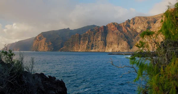 Los Gigantes sahilinden deniz manzarası, günbatımında devlerin uçurumları, Tenerife, Kanarya adaları, İspanya. Yüksek kalite 4k görüntü.