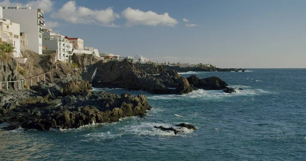 Tenerife, Kanarya Adası, Puerto de Santiago, Playa la Arena. Siyah kumlu sahil manzarası, Atlantik Okyanusu.