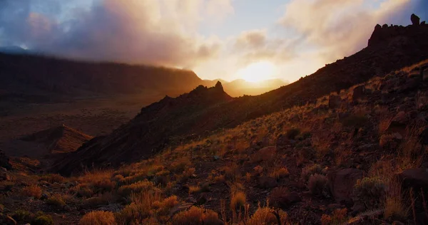 Gün batımı. Dünyanın Kıyısı, Tenerife 'deki Teide Ulusal Parkı' ndaki kayalık çölde beklenmedik ve dramatik bir jeolojik mucizedir. Kanarya adaları