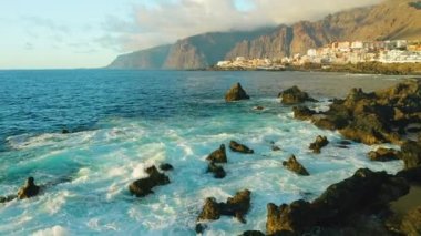 Tenerife, Kanarya Adası, Puerto de Santiago, Charco el Diablo veya Şeytan 'ın doğal havuzu. Siyah lav akıntıları, volkanik tuhaf taşlar, kayalık volkanik plaj, Atlantik Okyanusu. Manzaralı bir yer. Şaşırtıcı.