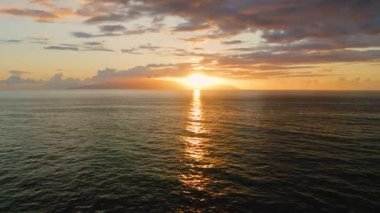 Deniz yüzeyi güneşin altın gündoğumuna karşı küçük dalgalar. Gün batımı La Gomera, Kanarya Adası 'nda. Suyun üzerindeki güneş yolu. Gün batımının altın ışığı. Atlantik Okyanusu. Rahat ol. Doğa manzarası. Kimse..