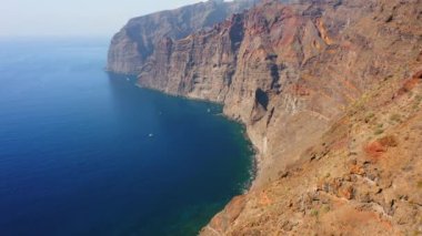 Volkanik adanın havadan görünüşü, soğutulmuş lav dev dağlar oluşturdu. The Giants, Los Gigantes. Santiago del Teide, Canary Island Tenerife 'de bir tatil köyü. Kaya oluşumları denizden yükseğe doğru yükselir.