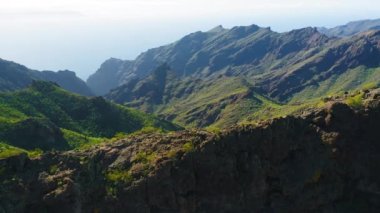 Masca vadisi ve köyü, Tenerife, Kanarya Adaları, İspanya 'nın hava görüntüleri. Ünlü turistik mekan. Muazzam bir yürüyüş alanı. İnanılmaz sıradağlar var. Yeşil manzara. Kimse..