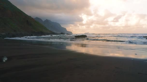 Nebeské Světlo Zapadajícího Slunce Odráží Vlhkém Hladkém Písku Tropické Pláže — Stock video