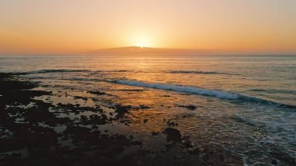 海の上に美しい夕日 黄金の澄んだ海の塩辛い水の表面に太陽のパス 夕方の風景 波打つ炎 天国の夢の島 — ストック動画