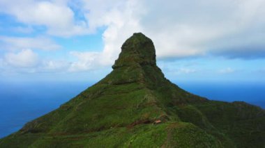 Roque yolu Taborno. Dağ sırasındaki siluet hava manzaralı. Manzaralı güneş ışığı dağ manzarası. Vahşi doğa manzarası. İHA uçuş görüntüleri 4K. Yürüyüş. Seyahat güzergahı. Tenerife Adası. İspanya.