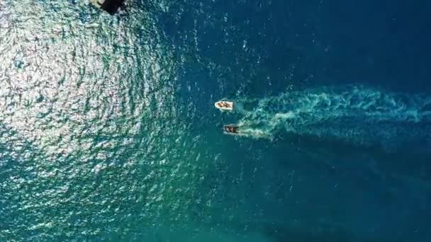 有两艘船在深蓝色的海洋中漂浮着俯瞰的无人机 观光游览 船的追踪者体育竞赛 清澈海水 — 图库视频影像