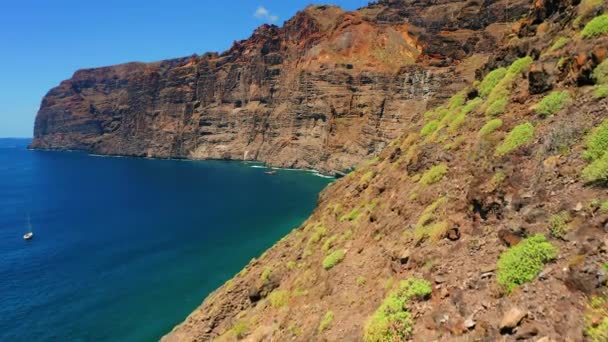 Fantastisk Klippig Vulkanisk Klippkust Vid Atlanten Teneriffa Spanska Kanarieöarna Klarblå — Stockvideo