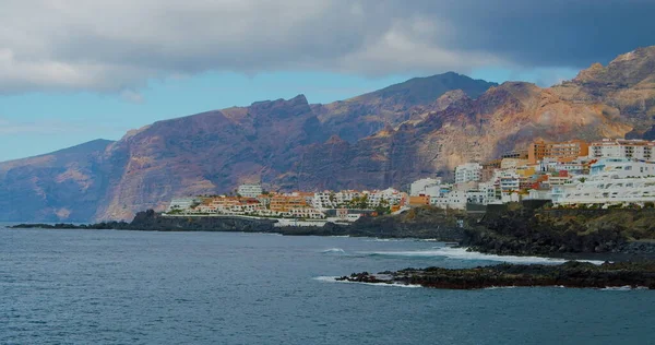 Los Gigantes sahilinden deniz manzarası, günbatımında devlerin uçurumları, Tenerife, Kanarya adaları, İspanya. Puerto de Santiago kıyısında. Yüksek kalite 4k görüntü.