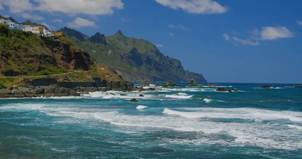 Kayalık sahil, Tenerife 'nin kuzeyindeki dağ kıyısı. Şirin renkli köylü Almaciga plajı, Kanaryalar. İspanya. Seyahat zamanı. Sıcak su, güneşli gün ve büyük dalgalar..