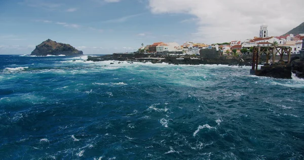 Tenerife 'nin volkanik kanarya adasının kıyısındaki güzel şehir Garachico..