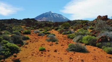 İspanya 'nın en yüksek noktası Tenerife Adası Ulusal Parkı' ndaki volkan Teide 'dir. Antik kraterin zirvesinin havadan görünüşü. Issız volkanik arazinin yüzeyinde insansız hava aracı uçuşu. Şaşırtıcı doğa.