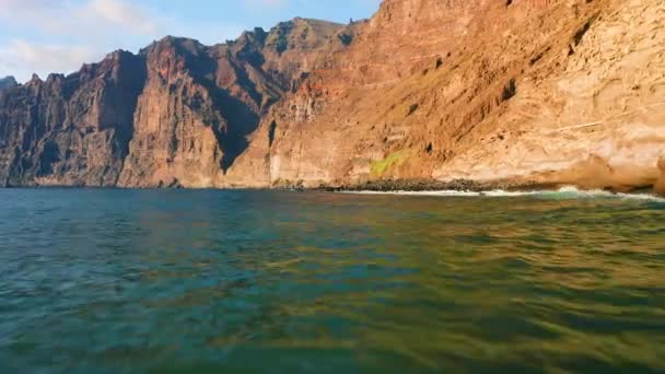 Летит Большой Скорости Вдоль Океанских Волн Огромными Скалами Лос Гигантес — стоковое видео