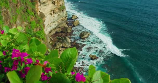 Статичний Вид Пляж Океану Бірюзовими Хвилями Падають Крутому Скелястому Узбережжі — стокове відео