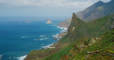 Tenerife 'nin kuzeyindeki kayalık sahil şeridi. İspanya. Roque de las Animas.