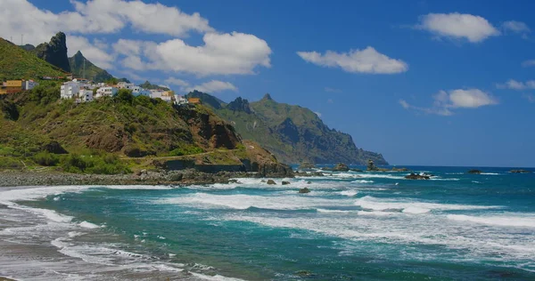 Rocky Coast ve Almaciga plajları Tenerife 'nin kuzeyinde şirin renkli bir köy, Kanaryalar. İspanya. Seyahat zamanı..