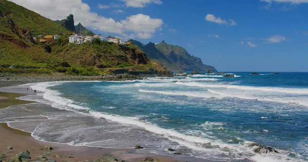 Kayalık sahil, Tenerife 'nin kuzeyindeki dağ kıyısı. Şirin renkli köylü Almaciga plajı, Kanaryalar. İspanya. Seyahat zamanı. Sıcak su, güneşli gün ve büyük dalgalar..