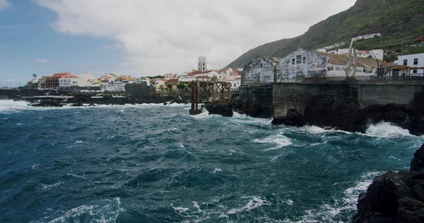 Tenerife 'nin volkanik kanarya adasının kıyısındaki güzel şehir Garachico..
