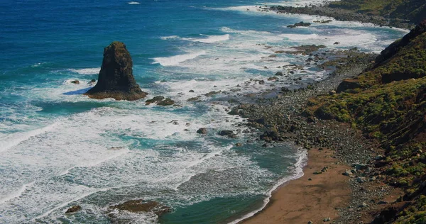 Tenerife Adası 'ndaki İspanyol volkanik plajı Benijo' nun kuzeyindeki okyanus manzarası inanılmaz. Playa Draguillo. Roque de la Rapadura. Güneşli bir gün.