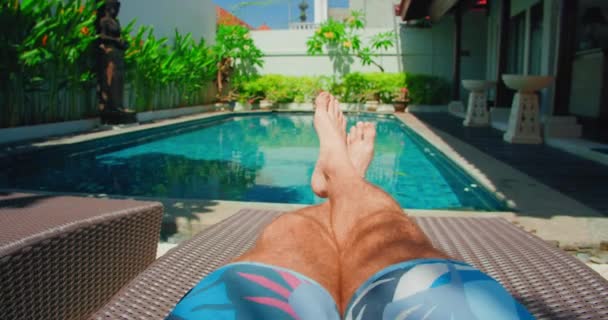 Расслабленный Человек Отпуске Бассейна Точка Зрения Мужских Ног Фоне Курортного — стоковое видео