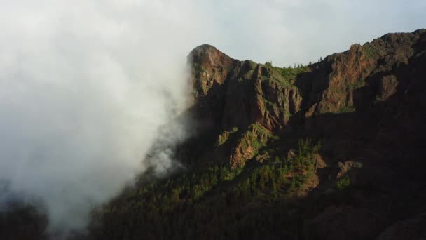 Nevoeiro Torno Dos Picos Montanha Durante Tempestuoso Tempo Ensolarado Parque — Vídeo de Stock