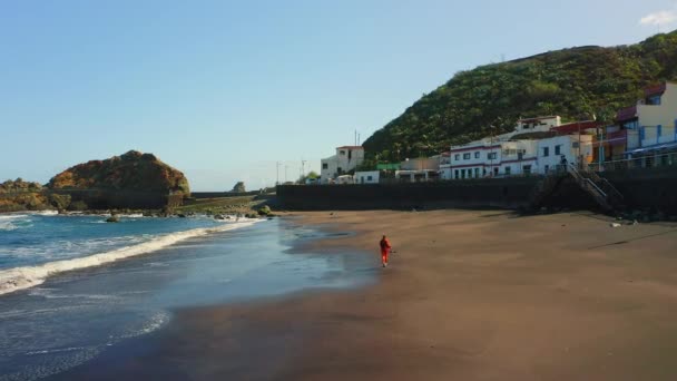 Mulher Correndo Manhã Praia Areia Vulcânica Preta Anaga Taganana Cidade — Vídeo de Stock
