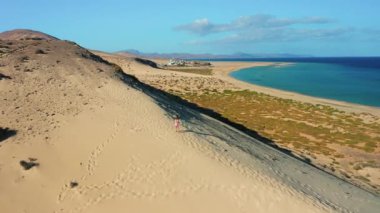 Playa Esmeralda. Jandia, İspanya plajı. Şehir manzarasında gün doğumu. Hava uçuşu. Kum tepeleri, çöl tepeleri. Kuru yürüyüş alanı. Kadınlar tatilden hoşlanır. Seyahat zamanı. Fuerteventura Adası. Las