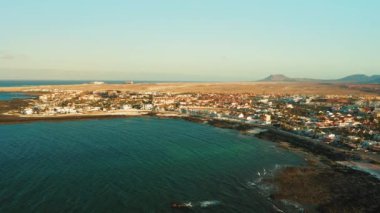 Corralejo kasabası, Fuerteventura, Kanarya adaları, İspanya. Turistik tatil beldesinin şehir manzarası. Atlantik Okyanusu kıyısında güzel bir yerleşim yeri. Gün batımı ışıkları. Tatil ve tatil.