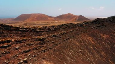 Kadın gezgin Calderon Hondo yanardağının lav kraterinde koşuyor. Fuerteventura, Kanarya Adası, İspanya. Her yere gidin. Başka bir gezegenin yüzeyinde, terk edilmiş yabancı bir dünya. Sağlıklı yaşam tarzı