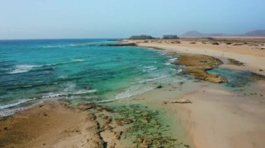 Corralejo Big Beach Ulusal Parkı 'nın havadan görünüşü, Fuerteventura, Kanarya Adaları. Corralejo. Grandes, Corralejo 'yu oynuyor. Güzel turkuaz su ve beyaz kum. Turist beldesi. Seyahat hedefi.
