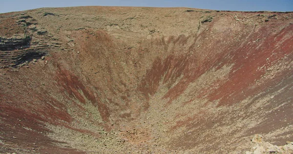 Corralejo, Fuerteventura yakınlarındaki Calderon Hondo volkanı volkanik kırmızı krateri. Kanarya Adaları. Lav manzarası. Kirlenmemiş ortam